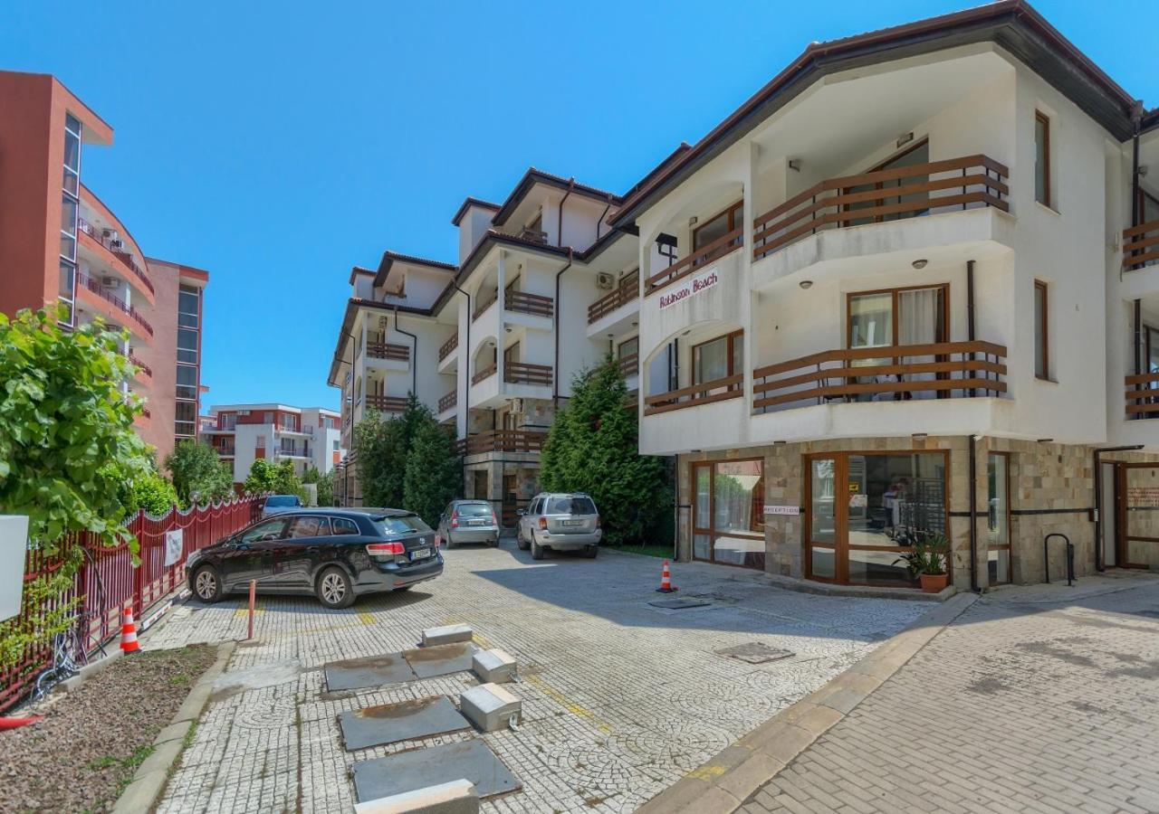 Robinson Apartment *