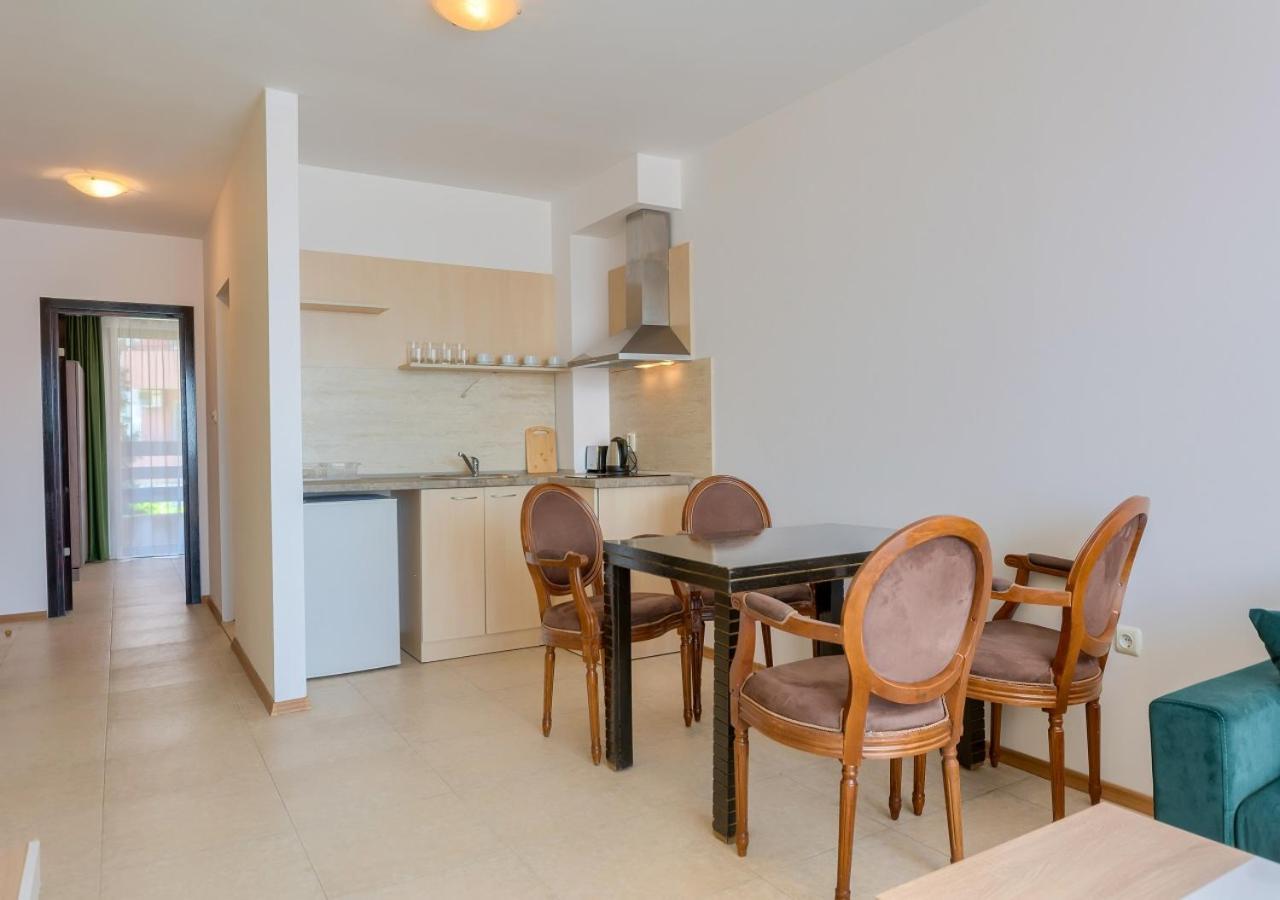 Robinson Apartment Elenite